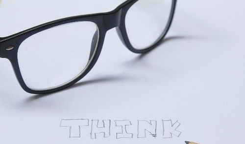 戴隐形眼镜与普通眼镜的利弊分析及对办公用品的适配考量